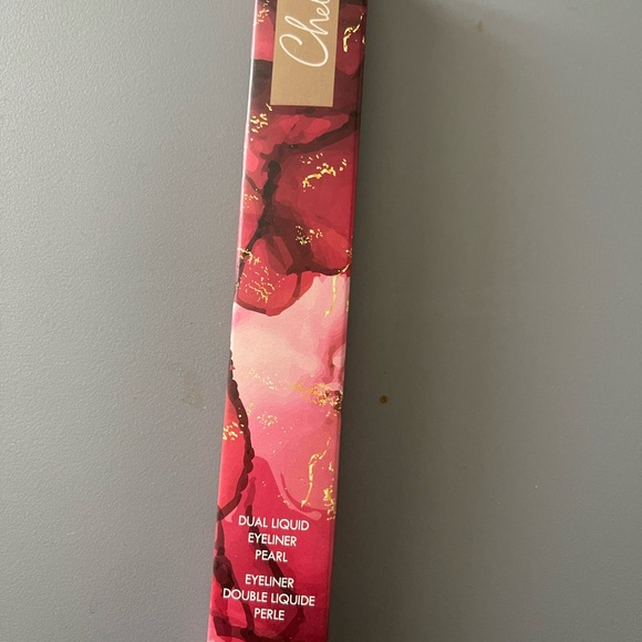 New CHELLA Dual Liquid Eyeliner Pearl in Pearl Black & Pearl Blue - Picture 8 of 12